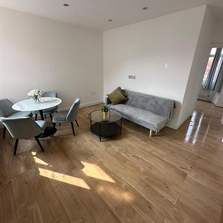 Central & Cozy 3Br Apt - High Chair - Free Parking 런던 외부 사진