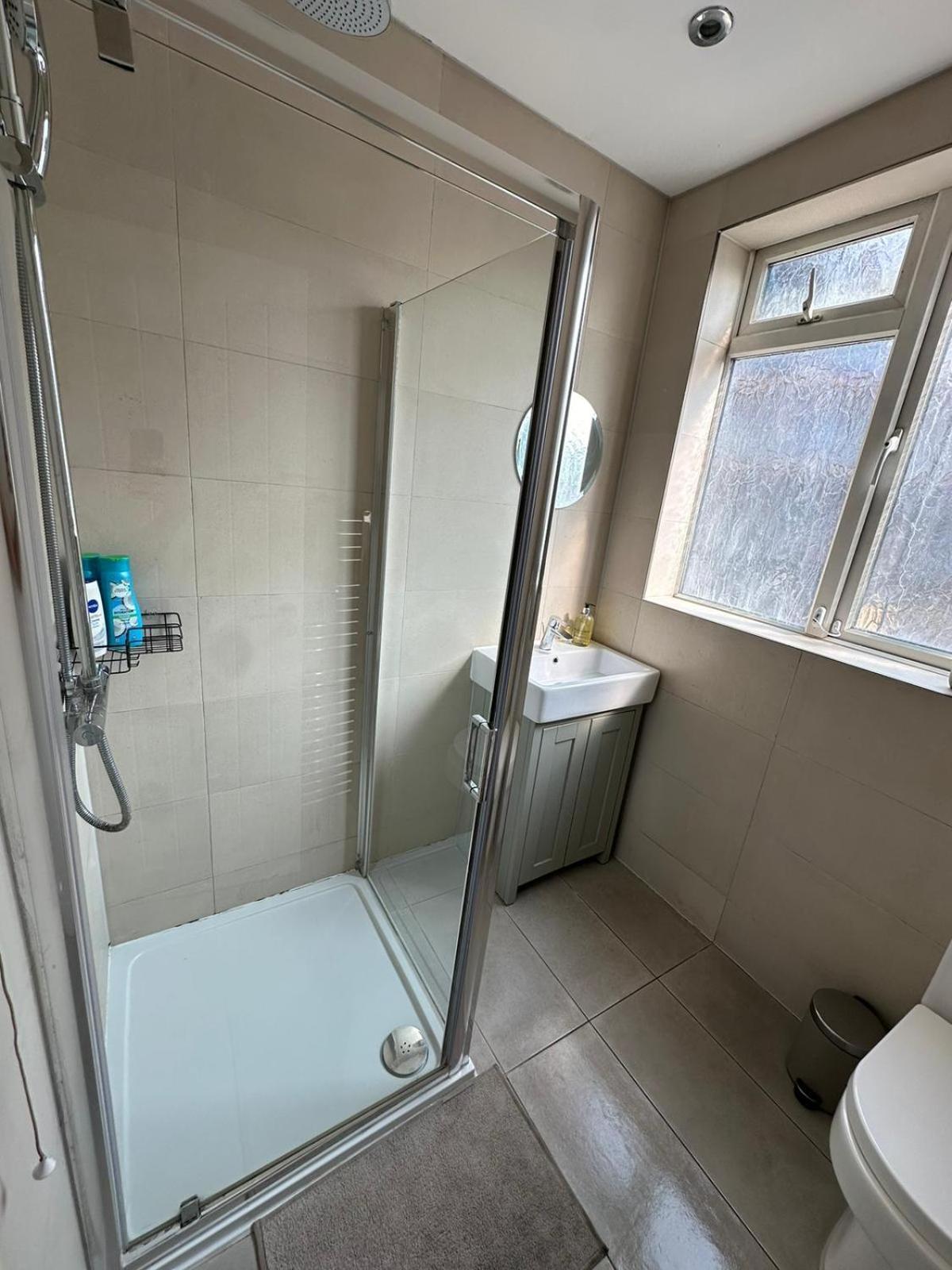 Central & Cozy 3Br Apt - High Chair - Free Parking 런던 외부 사진
